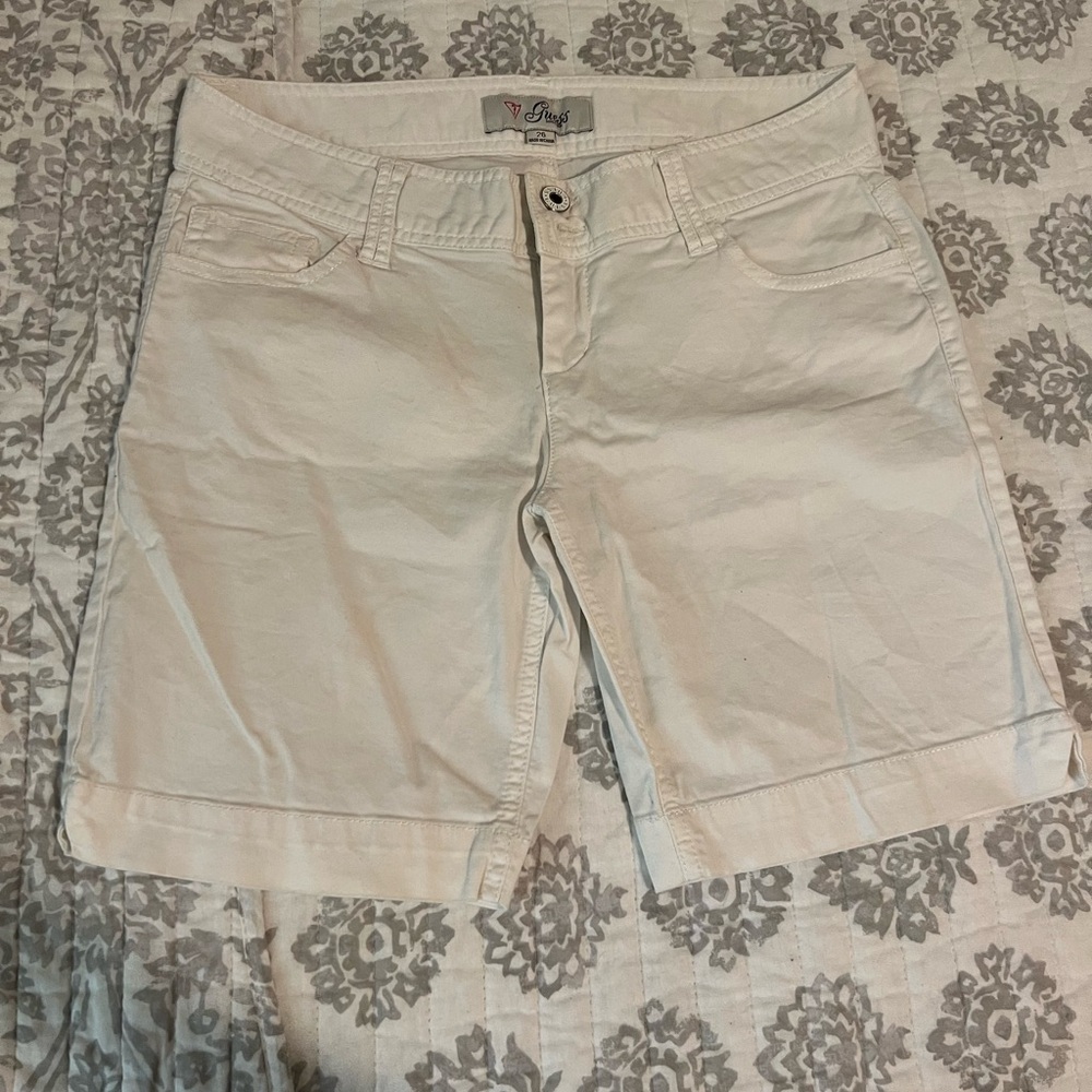 Lowrise white Guess shorts